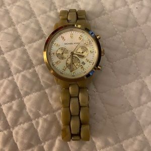 MK watch. DOES NEED NEW BATTERY.